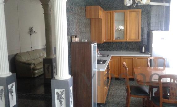 Center apartment 4 rooms, Kyiv - apartment by the day