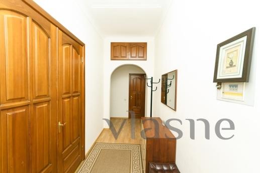 2 bedroom apartment Kreshchatik, Kyiv - apartment by the day