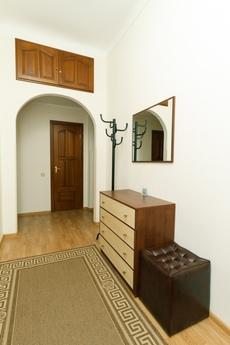 2 bedroom apartment Kreshchatik, Kyiv - apartment by the day