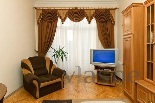 2 bedroom apartment Kreshchatik, Kyiv - apartment by the day