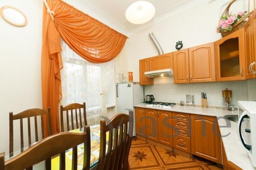 2 bedroom apartment Kreshchatik, Kyiv - apartment by the day