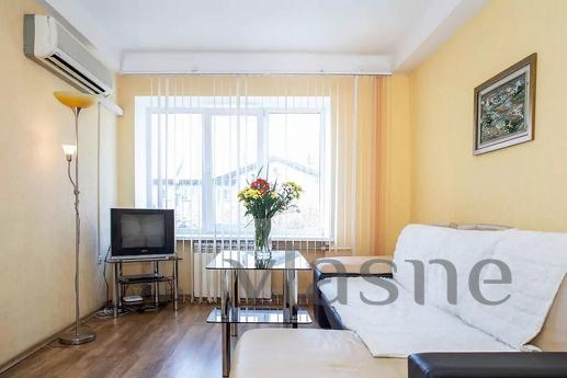 Daily rent 2-room semi-luxury at the Small Market, Zaporizhzhia - apartment by the day