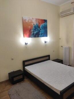 Оренда 3к квартири біля метро Театральна Квартира розташована за адресою вул. Євгена Чикаленка, 21, п