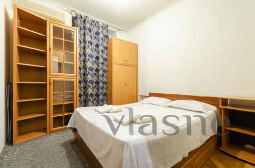 The three-room apartment is located in the center of Kiev at